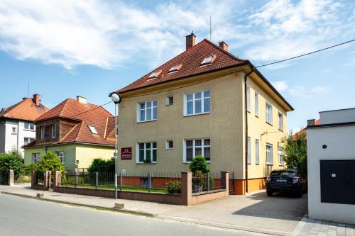 una casa con tetto rosso su una strada di Penzion na Smetance a Zlín