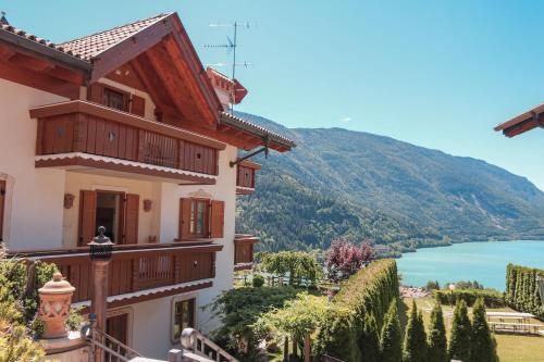 een gebouw met uitzicht op een meer bij Villa la Dama del Lago in Molveno