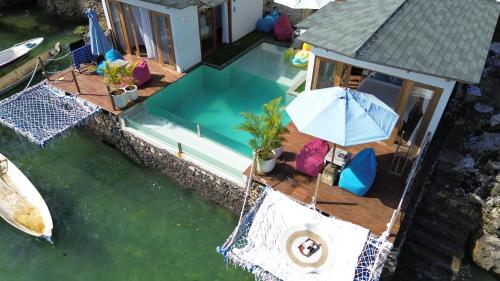 uma vista superior de uma casa com uma piscina e um guarda-sol em Indigo Blue Ceningan em Nusa Lembongan