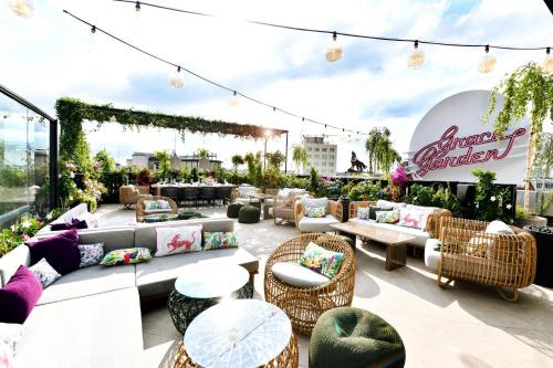 eine Terrasse mit Sofas und Tischen in der Unterkunft Hotel Zoo Berlin in Berlin