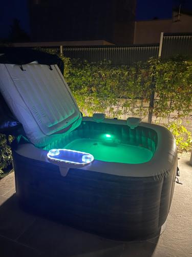 uma pequena piscina com uma mesa de póquer verde num carro em Appartement de caractère avec Jacuzzi em Fréjus