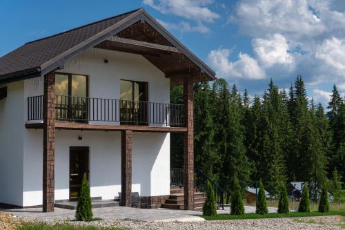 El edificio en el que está el chalet de montaña