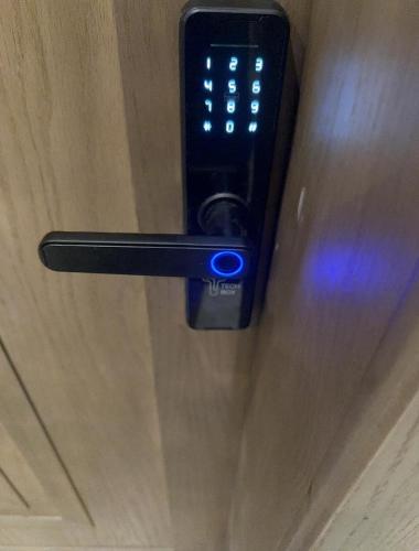 un mando a distancia en una puerta con una luz azul en شقة عائلية خاصة مفروشة في الخبر 1, en Al Khobar