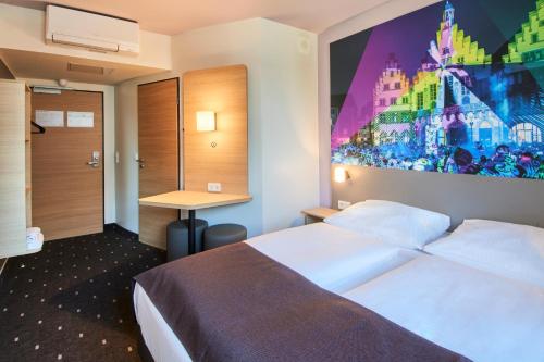 Postel nebo postele na pokoji v ubytování B&B HOTEL Frankfurt-Niederrad