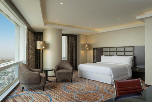 เตียงในห้องที่ Four Points By Sheraton Kuwait