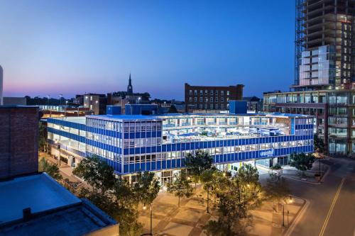 ein Bürogebäude mit blauen Fenstern in einer Stadt in der Unterkunft Unscripted Durham, Part of JDV by Hyatt in Durham