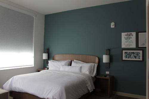 Una cama o camas en una habitación de Element Edmonton West