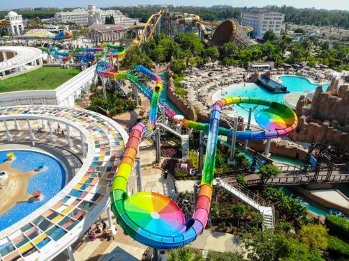 - une vue aérienne sur un parc aquatique avec des toboggans dans l'établissement The Land Of Legends Kingdom Hotel - All-in Concept, à Belek