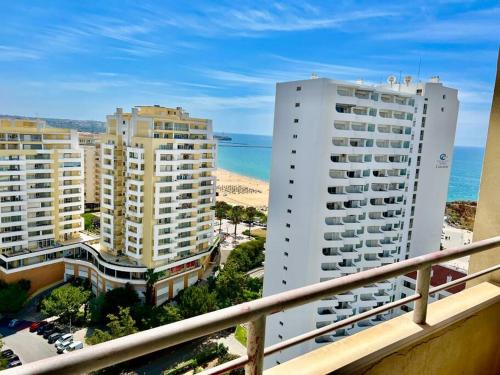 Uma vista do mar tirada do apartamento