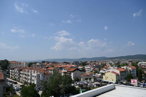 - une vue sur une ville avec des bâtiments et des voitures dans l'établissement Summer H. Studio Sunny Beach, à Sunny Beach