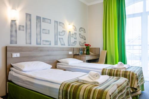 A bed or beds in a room at PracticOtel