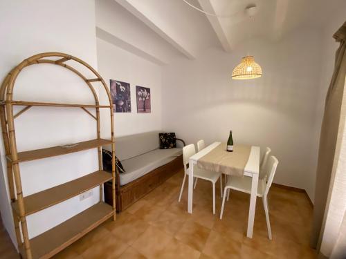 Apartaments Margarita Sabina Pinell房間的床