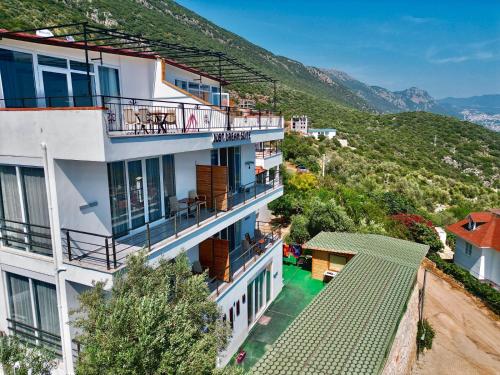 widok z powietrza na budynek z balkonami w obiekcie Just Dream Suites w Kaş