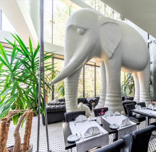 Restoranas ar kita vieta pavalgyti apgyvendinimo įstaigoje Rixwell Elefant Hotel