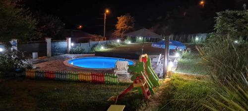 einen Hinterhof mit Pool in der Nacht in der Unterkunft Sunshine villa Dzhigurovo in Sandanski