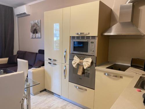 een keuken met een koelkast en een magnetron bij Iva Luxury Apartament in Ruse