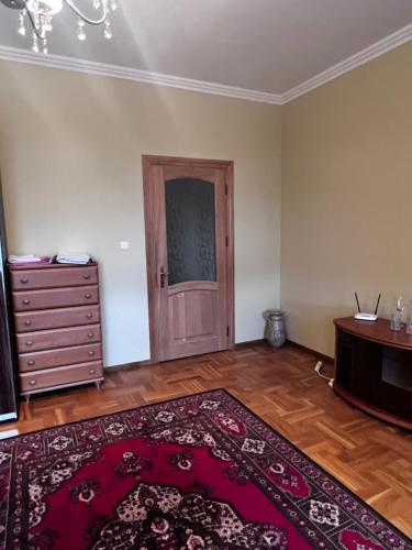 - un salon vide avec une porte et un tapis dans l'établissement Spacious rooms in peaceful Jelgava area, à Jelgava