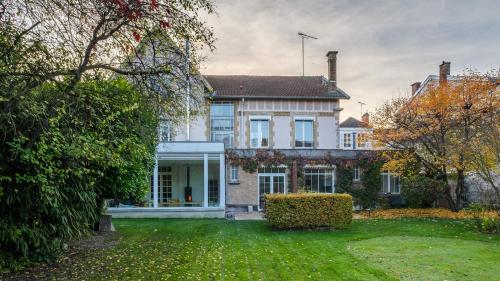 ein großes Haus mit einem Hof davor in der Unterkunft Le Grenier à Sel in Châlons-en-Champagne