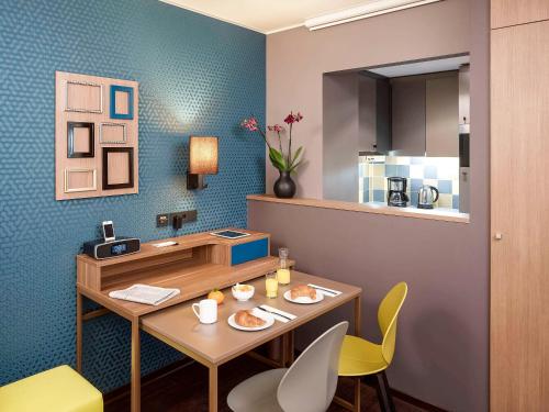 a dining room with a table and chairs at Aparthotel Adagio Köln City in Cologne