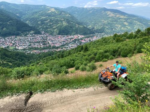 Uma vista geral da montanha ou uma vista da montanha a partir da casa de férias