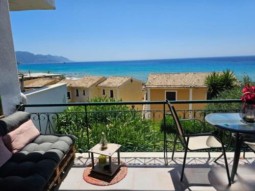 balcone con divano e vista sull'oceano di Standart Apartments , Glyfada Beach a Glifada (Glyfada)