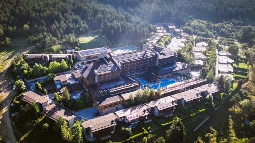 eine Luftansicht eines großen Gebäudes in einem Wald in der Unterkunft Katarino SPA Hotel in Bansko