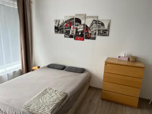 Un pat sau paturi într-o cameră la Beautiful 2 Bedroom Apartment