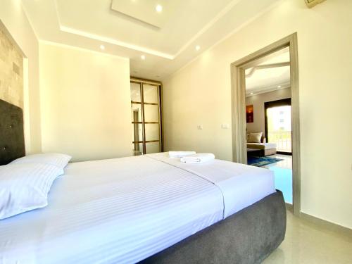 a bedroom with a large white bed in a room at Fimi Apartments in Ulcinj