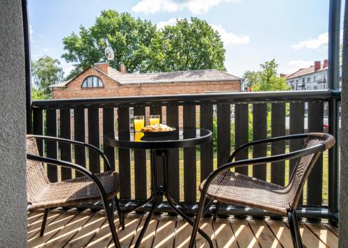 d'une table et de deux chaises sur un balcon. dans l'établissement Fort63 apartments, à Kaunas