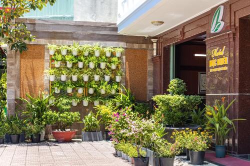 frente a una tienda con un jardín vertical de plantas en Mộc Nhiên Hotel Da Nang, en Da Nang