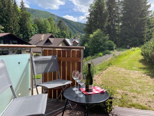 patio con tavolo e 2 bicchieri di vino di GARAGE Harrachov a Harrachov