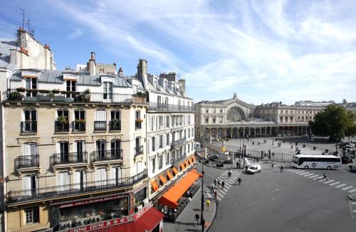 ruchliwa ulica miejska z autobusem i budynkami w obiekcie Libertel Gare de L'Est Francais w Paryżu