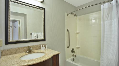 een badkamer met een wastafel en een douche bij Courtyard by Marriott Gulfport Beachfront in Gulfport