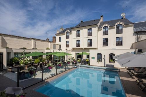 A piscina localizada em Hôtel Saint Laurent ou nos arredores