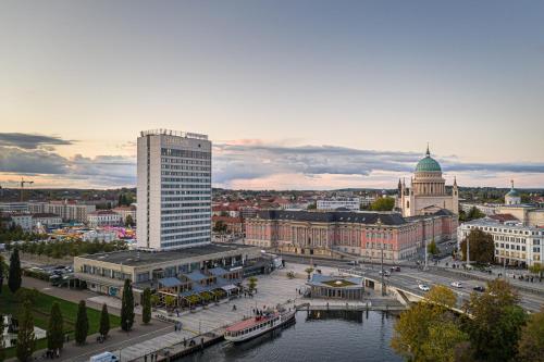 vistas a una ciudad con río y edificios en Mercure Hotel Potsdam City en Potsdam