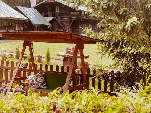 une chaise sous un kiosque dans une cour dans l'établissement Komáří Louka, à Nová Olešná