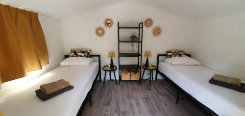 Ліжко або ліжка в номері Luxe 4-6 pers Chalet op de Veluwe