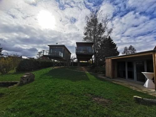 a house with two decks on the side of a yard at Baumhaus und Tinyhaus in Mühlhausen