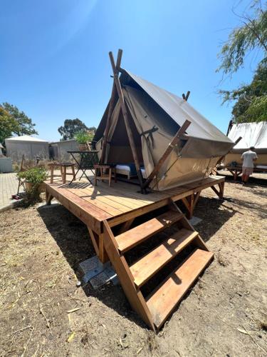 tenda situata sopra un tavolo di legno di São Torpes by Campigir a Sines