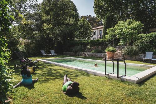 Swimming pool sa o malapit sa Les Lodges Sainte-Victoire Hotel & Spa