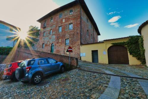 a blue car parked in front of a building at Viavai in Casalborgone