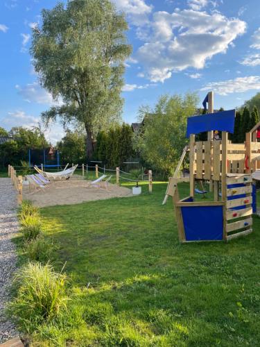 parco giochi con scivolo di Apartament Rewa House a Rewa