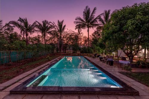 Swimmingpoolen hos eller tæt på SaffronStays Lakeview Nivara - Farm Stay Villa with Private Pool near Pune