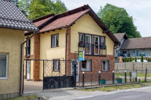 uma casa com um portão em frente em Silver Tree em Bran