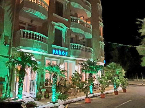 un edificio con palme di fronte ad esso di Family Hotel Paros a Pomorie