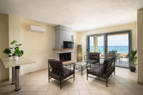 Una televisión o centro de entretenimiento en Spacious beachfront maisonettes with stunning views & a private beach