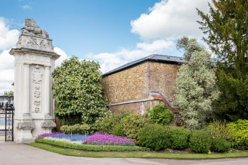 En hage utenfor The Lion Gate Mews