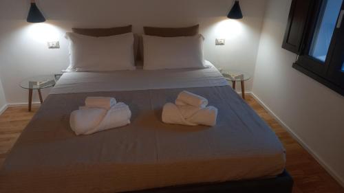 una camera da letto con un letto e asciugamani di La casetta Guest House Oristano a Oristano