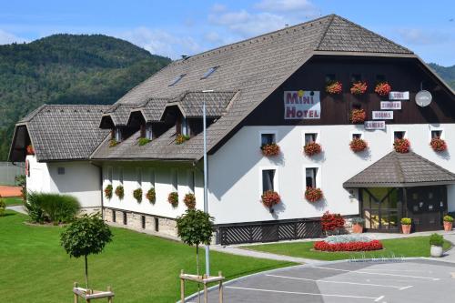 un edificio blanco con techo negro en Mini Hotel, en Škofja Loka