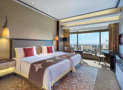 Cette chambre comprend un grand lit et une télévision. dans l'établissement The St. Regis Mumbai, à Mumbai